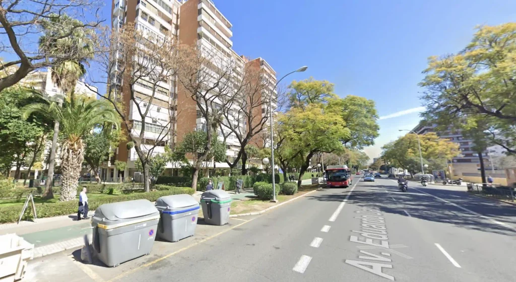 Urbanismo bien  planteado calle Luis Montoto en Sevilla